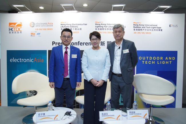 Sophia Chong, Deputy Executive Director of the HKTDC (centre); Steve Chuang, Chairman of the HKTDC Electronics/Electrical Appliances Industries Advisory Committee [L]; and Victor Choi, Chairman, Hong Kong Electronics & Technologies Association [R]