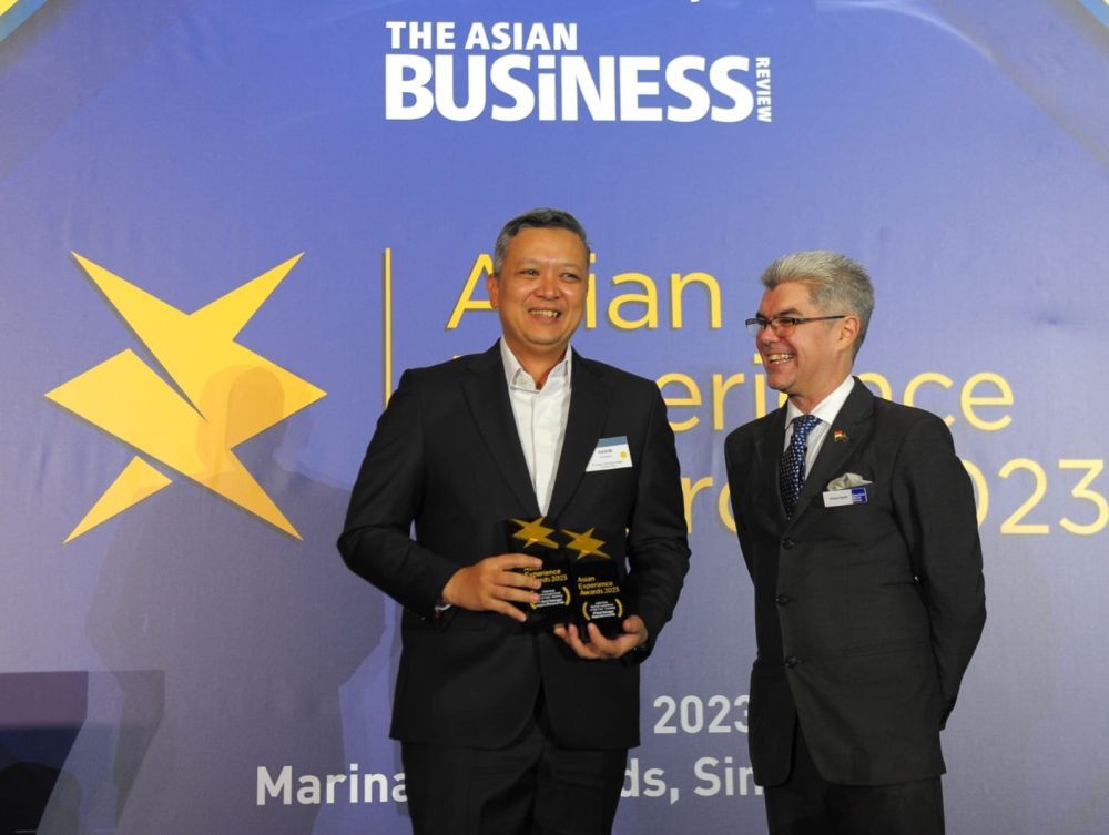 Director of Institutional Banking of BTN, Hakim Putratama, received an award from Contributing Editor Charlton Media Group (CMG) Singapore, Simon Hyett, at the Asian Experience Awards 2023.