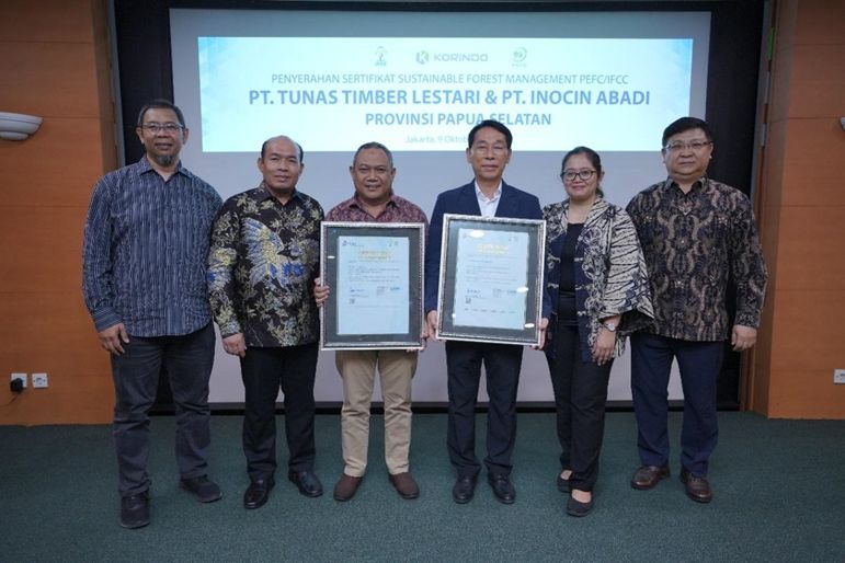 PT Tunas Timber Lestari and PT Inocin Abadi's director Kim Young Cheol (third from the right) at the certificate handover ceremony Monday (10/09) [Image: Korindo]