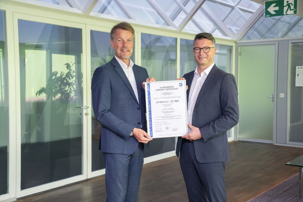 INNIO Accepting Certification - Ferdinand Neuwieser (left) and Dr. Andreas Kunz (right) during the certificate handover at INNIO's headquarters in Jenbach, Austria