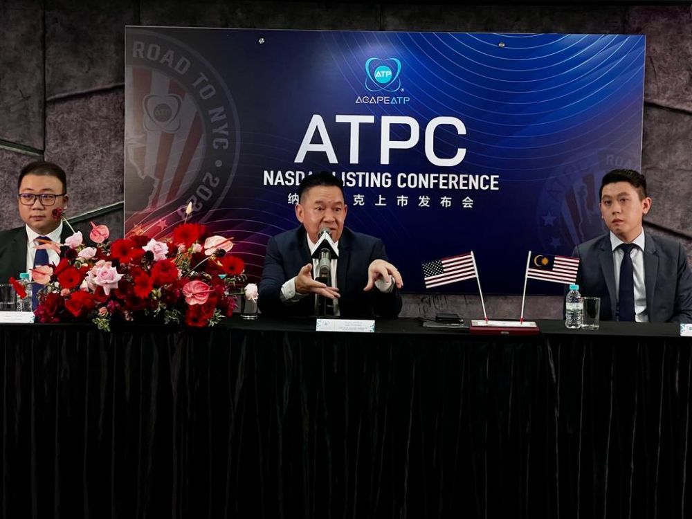 Agape Kuala Lumpur Press Conference, From L-R: Mr. Vincent Tan Inn Shen, Vice President, Corporate Affairs; Dato Sri Dr. How Kok Choong J.P., Chairman and Chief Executive Officer; Mr. Ting Wan Lock, Head of Corporate Finance