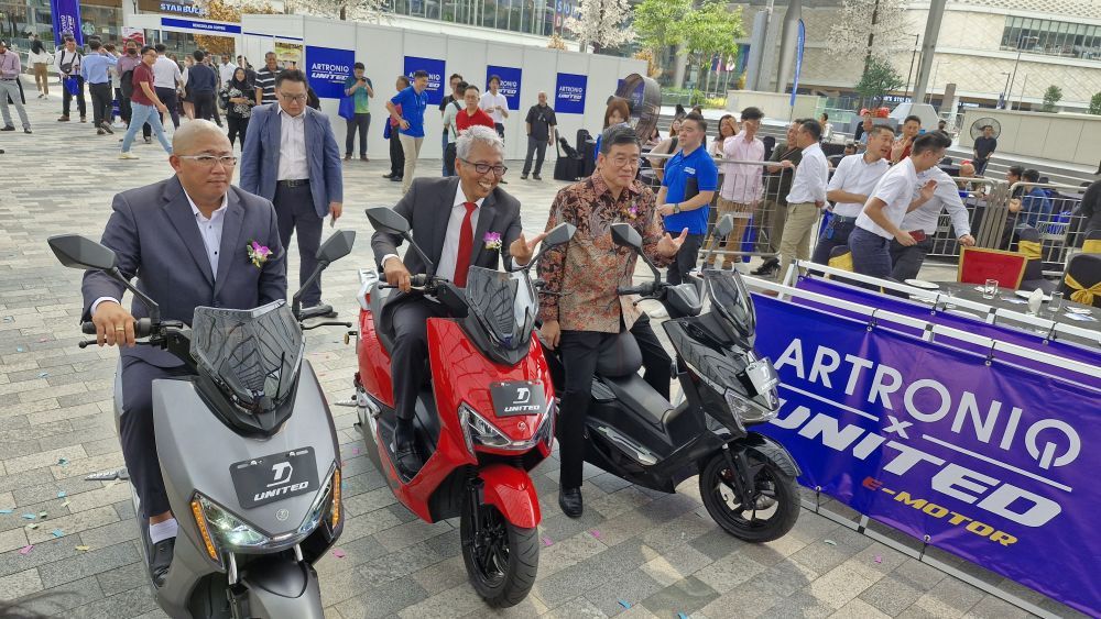 Mr. Marcus Chin Choon Wei, CFO of Artroniq; His Excellency (H.E) Dato' Indera Hermono, Ambassador Extraordinary and Plenipotentiary of the Republic of Indonesia to Malaysia; Bapak Henry Mulyadi, Founder of United e-Motor