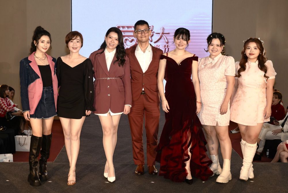 Digital content creator Quiwen; local celebrity Phoebe Yap; CEO of musii Mansee Lau; Dato' Lee Nam Chuan; founder of Two L and musii Datin Nicsofia Lau; local celebrity Meeki and digital content creator MaoMao [L-R]