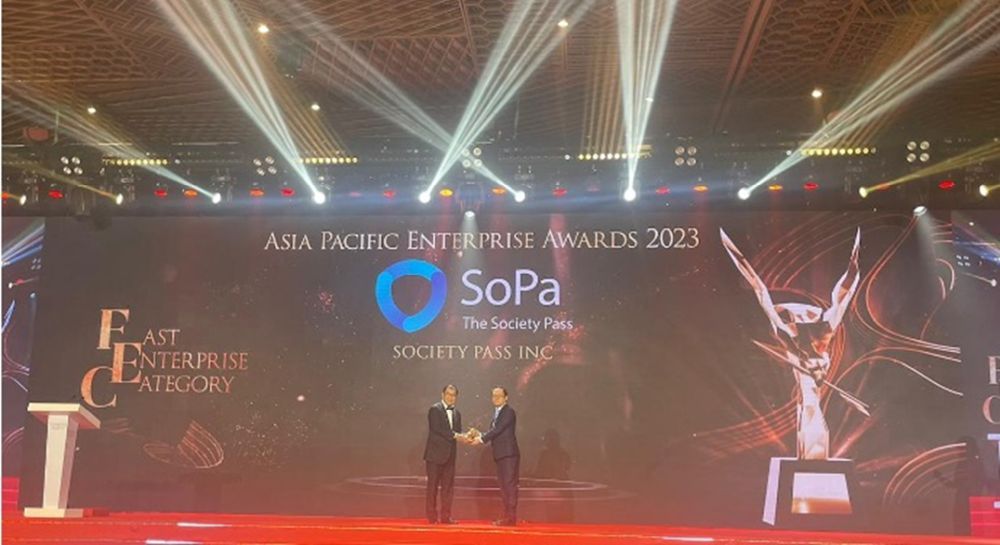 SoPa CFO, Tan Yee Siong, accepting Fast Enterprise Award for E-Commerce