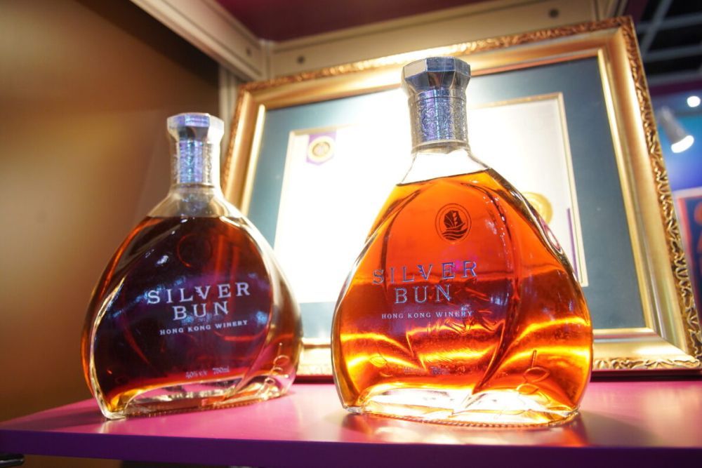 Silver Bun-bin complex aroma distilled spirit is made in Hong Kong. The product is distilled from fermented grains and fruits, carrying a soft and sweet fruity aroma. The wine won bronze prize in its first participation of HKGCWS Wine & Spirits Judging Awards in 2019 (booth number: 3C-B24).