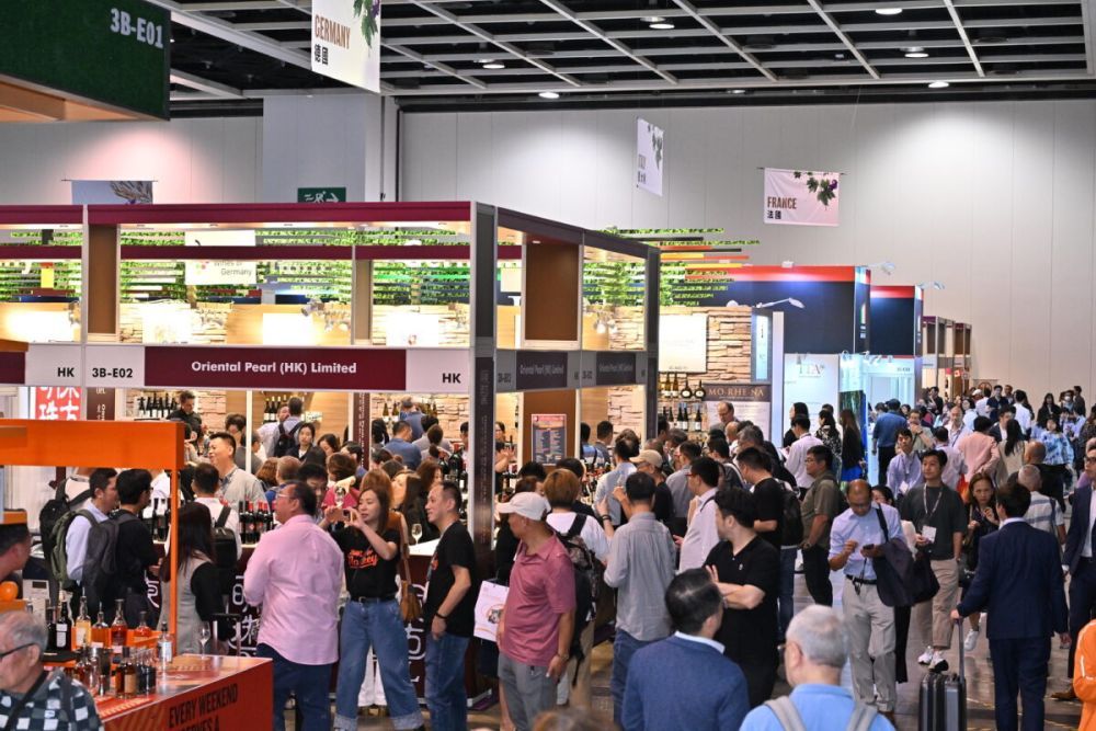 After a successful three-day run, the Hong Kong International Wine & Spirits Fair closed today. Some 7,000 trade buyers and around 9,000 members of the public visited the fair.