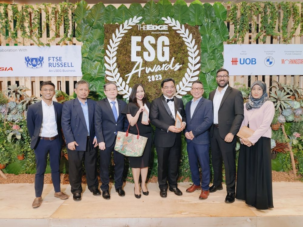 Senior Manager, Business Strategy Muhammad Fahmi bin Rasni; Senior Manager, Finance, Mohamad Othman bin Mail; GM, Legal, Martin Chen Kuok Yeow; GM, Business Development & Strategy, Nor Sabrina binti Halim; ED & CEO, Johari Shukri bin Jamil; Senior GM, Finance, Lim Kek Siang; Assistant Manager, Investor Relations, ESG & Special Projects, Muhammad Bakhtiar Ul Haq; and Manager, Risk & Assurance, Aida binti Zainudin of Hektar REIT[L-R]