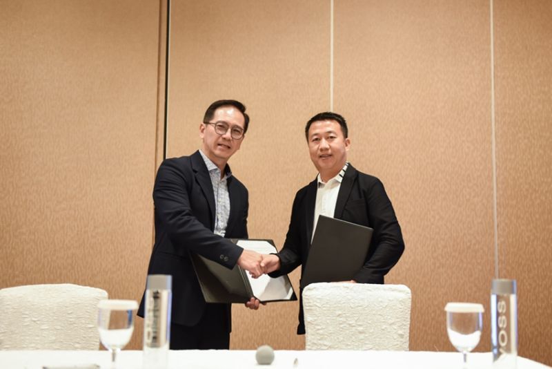 Dari kiri ke kanan: Pendiri dan CEO B2G Energies, Garry Tay, dan Milo Zhang dari Tinergy Renewable Energy menandatangani MoU