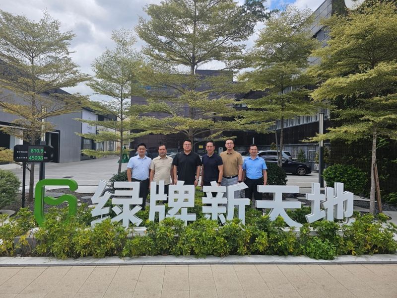 Dari kiri ke kanan: Mr. Li Bing, Mr. Wang (Tinergy Renewable Energy), Mr. Xue (Santa New Energy), Mr. Garry Tay (B2G Energies), Mr. Zhao, Mr. Fang (Santa New Energy) di taman karbon di Xiamen.