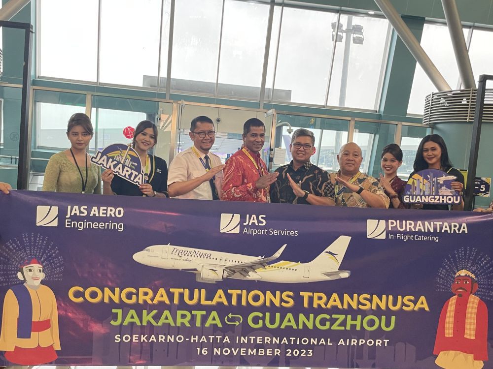 From left to right (from the FA): Novie Herlina (FLIGHT ATTENDANT); Capt Heru Triperwiranto (GM Operations); Bernard Francis (Aviation Group CEO of PT TransNusa Aviation Mandiri); Patria Bayu Adji (GM Pax Service PT JAS); Amran (Director of Technique PT TransNusa Aviation Mandiri); Sarlita Viansi (FLIGHT ATTENDANT)