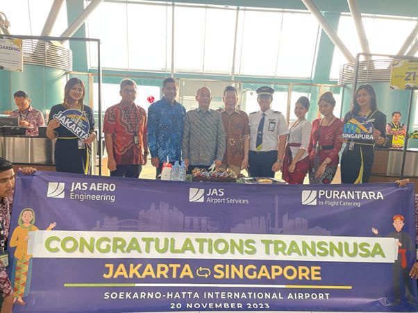 TAKING OFF - Bernard Francis (Third from left) with Bayu Sutanto, President Director TransNusa (Forth from left) and Herry Bakti, Advisor TransNusa (Fifth from left)