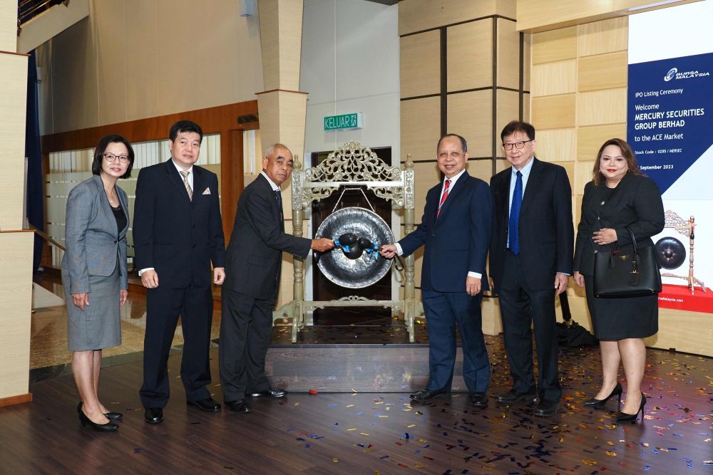 [L-R] 1. Datin Chua Suat Khim, Independent Non-Executive Director of Mercury Securities; 2. Mr. Chan Kim Hing, Independent Non-Executive Director of Mercury Securities; 3. Dato' Baharon Bin Talib, Independent Non-Executive Chairman of Mercury Securities; 4. Dato' A. Rahman Bin Safar, Non-Independent Non-Executive Director of Mercury Securities; 5. Mr. Chew Sing Guan, Managing Director of Mercury Securities; 6. Ms. Himahlini A/P M. Ramalingam, Independent Non-Executive Director of Mercury Securities