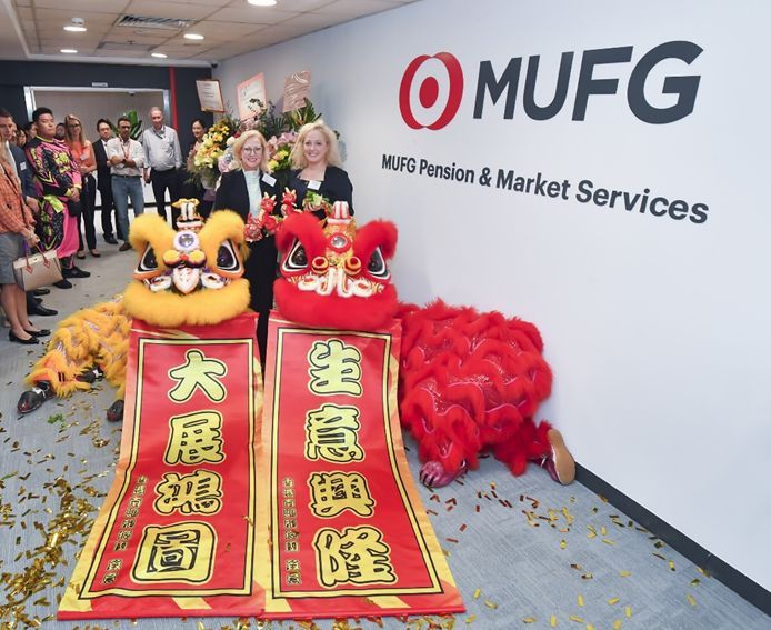 (由左至右)MUFG退休規劃方案首席行政官麥嘉迪及MUFG退休規劃方案亞洲合夥客戶關係總經理鍾利寶進行醒獅點晴儀式，為表演揭開序幕，並合照留念。