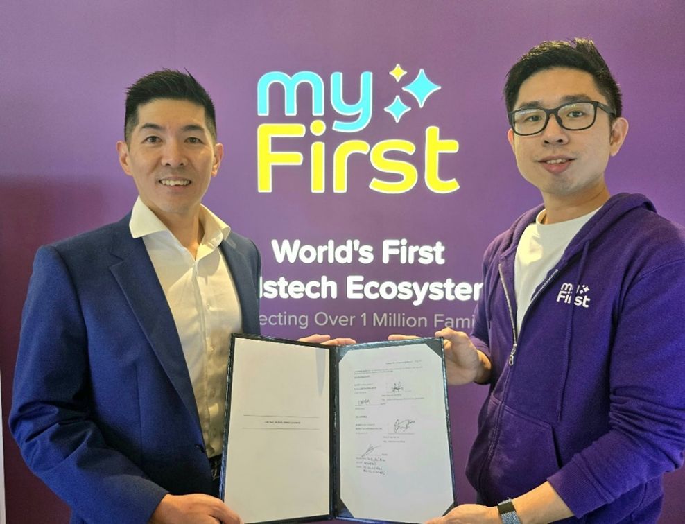 Fu Yu's Group CEO Mr David Seow, with myFirst's co-founder and CEO G-Jay Yong in front of myFirst's retail store at Suntec City