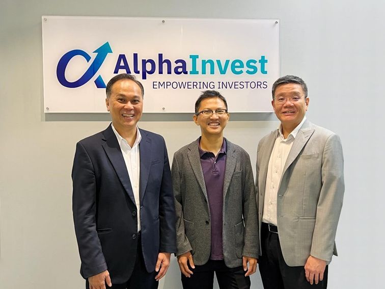 AlphaInvest 集团高级管理层（从左至右）Christopher Lee 先生（集团首席执行官）、Shanison Lin 先生（集团 投资者平台董事总经理）和 Lim Dau Hee 先生（集团首席运营官兼首席技术官）