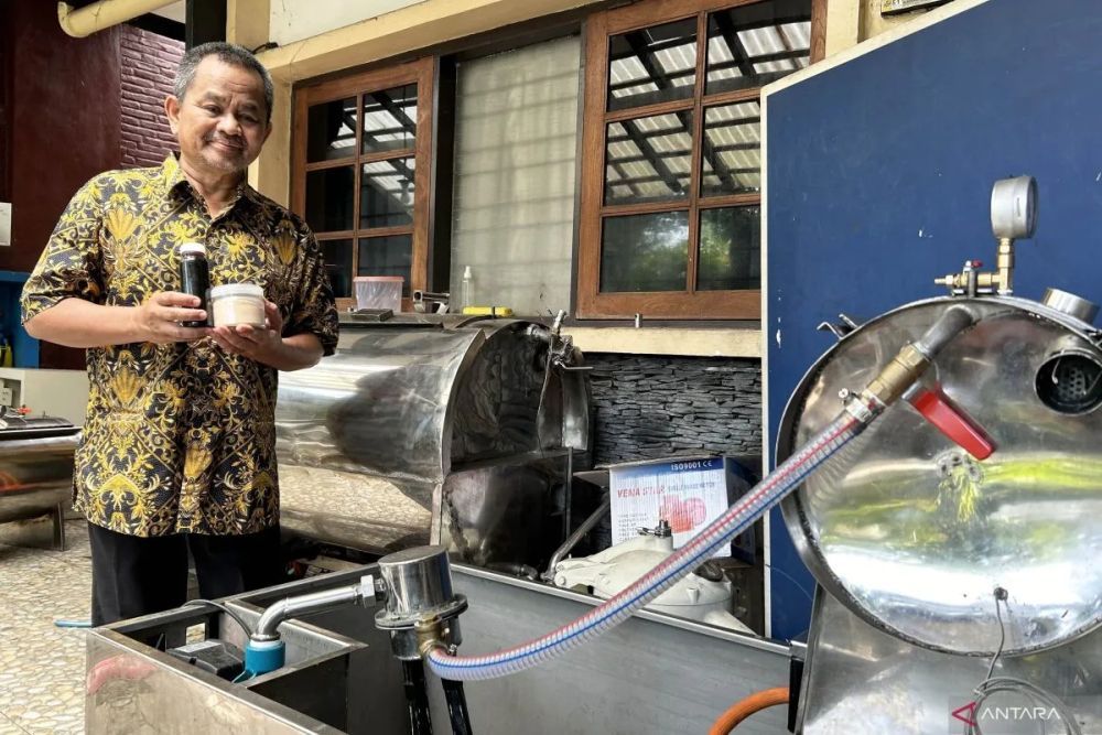 A researcher from the Faculty of Agricultural Technology of Brawijaya University, Anang Lastriyanto, with honey and powdered honey produced with the technology he developed, in Malang city, East Java, on Wednesday (April 3, 2024).