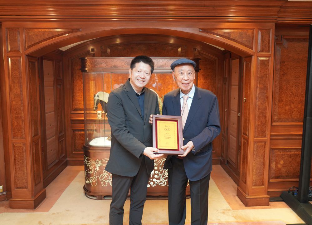 圖片一：復旦大學黨委書記裘新先生（左）親赴嘉華集團香港總部向呂志和博士（右）頒授資深校董委任狀。