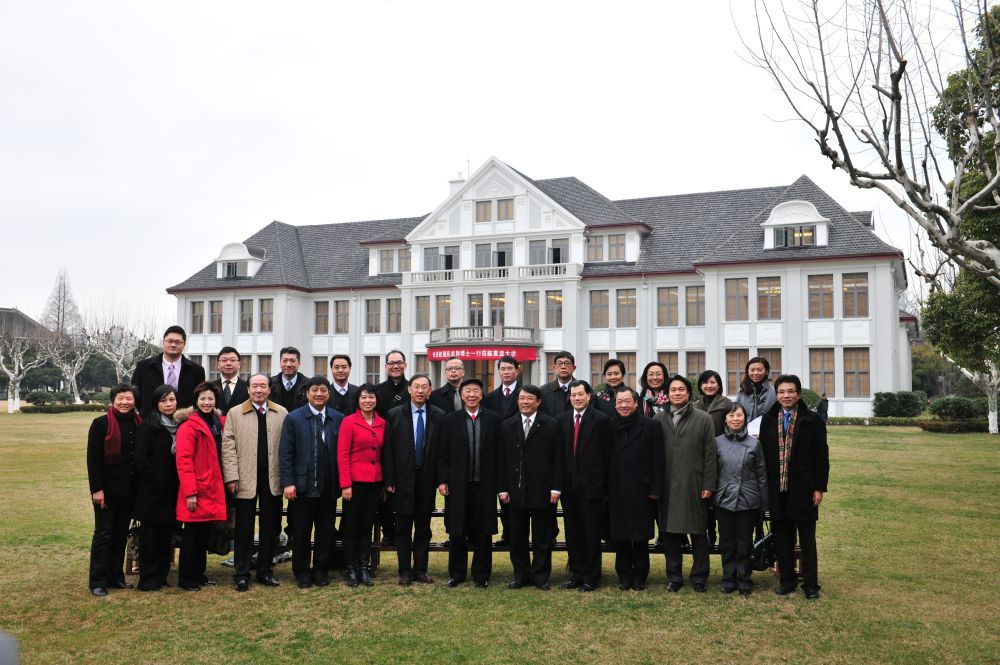 图片三：嘉华集团主席吕志和博士（前排左八）于2012年到访复旦大学，在吕志和楼前留影。