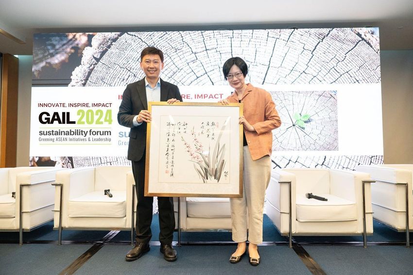 Guest-of-Honour Mr Chee Hong Tat, Minister for Transport and Second Minister for Finance, and Ms Kaylee Kwok, Chairman of ONERHT Foundation at the ONERHT Foundation GAIL Forum 2024 [L-R]