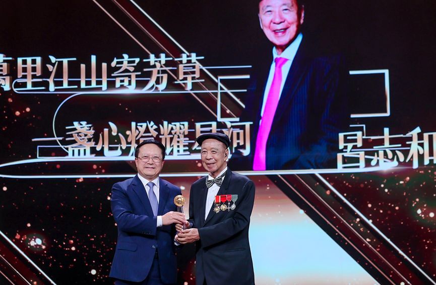 Dr Lui Che-woo, GBM, Chairman of the K. Wah Group, (right) receives the 
