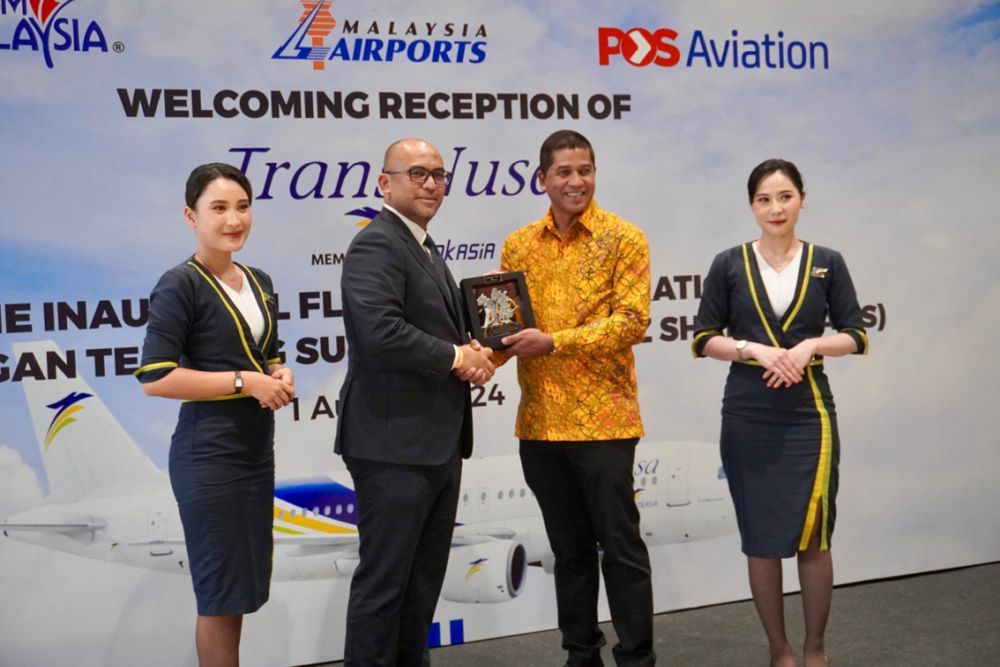 ANOTHER MILESTONE FOR TRANSNUSA… Francis (second from right) with Zainuddin  Mohamed (second from left) from Malaysia Airports