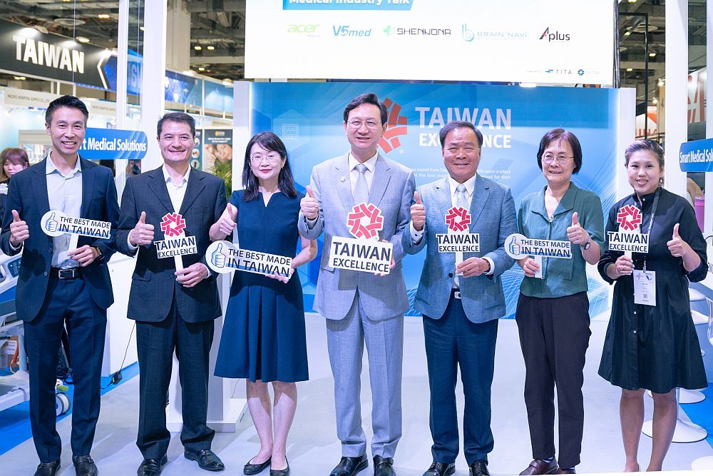 From left to right: Mr. John Cheng, Head of Primary Care at Healthway Medical Group; Mr. Wen-Chung Wu, Director of Economic Division of Taipei Representative Office in the Republic of Singapore; Ms. Anna Wu, Director of Taiwan Trade Center Singapore (TAITRA); Mr. Chen-yuan Tung, Representative of the Taipei Representative Office in the Republic of Singapore; Mr. Daniel Lee, Chairman of Taiwan Medical and Biotech Industry Association; Ms. Chian-Huey Lin, Secretary General of Bureau of Industrial Parks, Ministry of Economic Affairs, and Ms. May Ng, Director, ARQon-Asia Regulatory and Quality Consultancy for Medical Device and Drugs, at the Taiwan Excellence Medical Industry Talk on 11 September 2024.