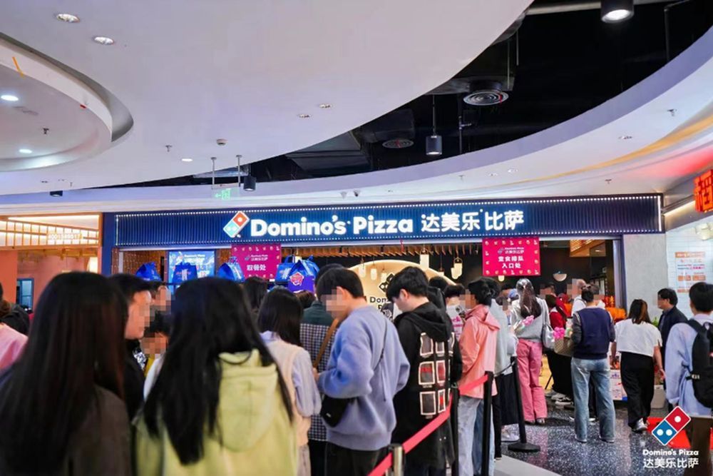 Long queue in front of Domino‘s Pizza store in China Mainland