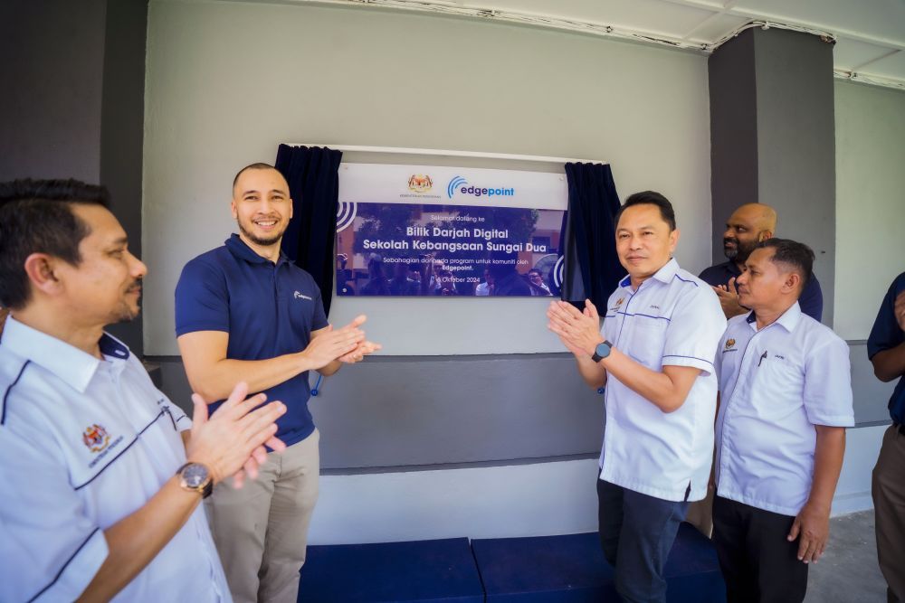 At the curtain drawing ceremony-Encik Hanad Yusuf- Chief Sales and Commercial Officer EdgePoint Towers (centre left) Yang Berusaha Tuan Zainal Bin Abas- Deputy Director General of Education Malaysia (centre right) Flanked by officials from the Ministry of Education Malaysia.