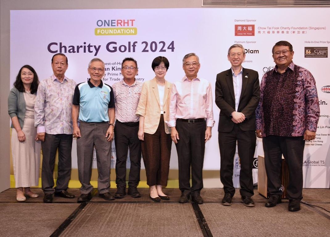 Ms Evelyn Chng, Director of ONERHT Foundation, Mr Bernard Tay, Director of ONERHT Foundation, Mr Ho Peng Kee, Patron of ONERHT Foundation, Mr Tan Chong Huat, Senior Partner of RHTLaw Asia, Ms Kaylee Kwok, Chairman and Director of ONERHT Foundation, Guest-of-Honour, Deputy Prime Minister and Minister for Trade and Industry, Mr Gan Kim Yong, Mr Yang Eu Jin, Director of ONERHT Foundation, Mr Azman Jaafar, Managing Partner of RHTLaw Asia at the ONERHT Charity Golf 2024 Gala Dinner. [L-R]