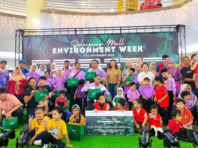 Selayang Mall donated RM16,000 worth of essential supplies to Pusat Pemulihan Dalam Komuniti in conjunction with Selayang Mall Environment Week.