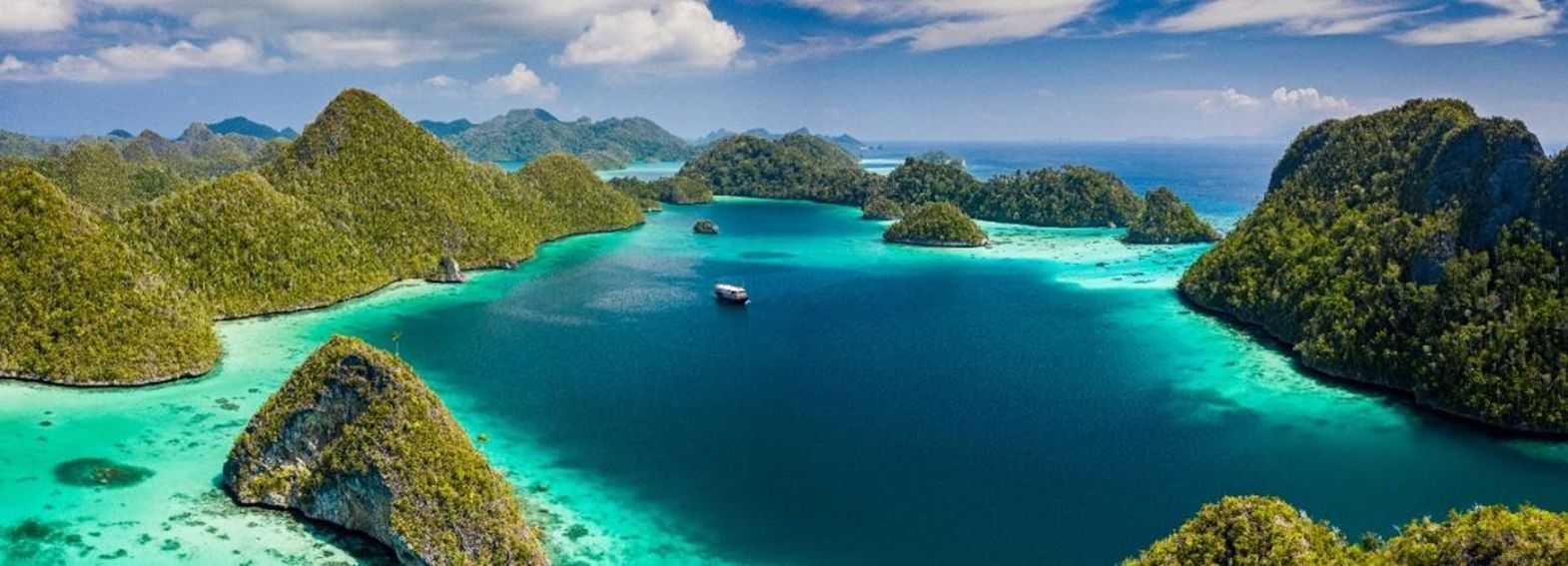 BREATHTAKING SCENARIES AT RAJA AMPAT, SORONG