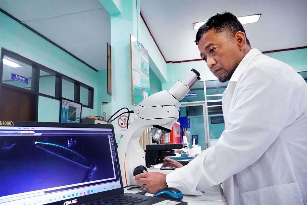 Lecturer of the Faculty of Fisheries and Marine Sciences (FPIK) Oktiyas Muzaky Luthfi, S.T., M.Sc. while conducting research on an object. (ANTARA/HO-Humas Universitas Brawijaya)
