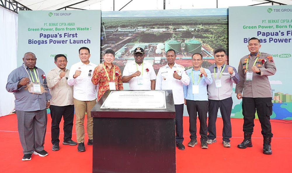 South Papua Governor (fourth from the right), Merauke Regent, and Tunas Sawa Erma (TSE) Group CEO posed with state officials and company executives after a plaque signing marking the launch of TSE Group's renewable energy plant on Friday (8/1/2025) in Merauke Regency, South Papua Province