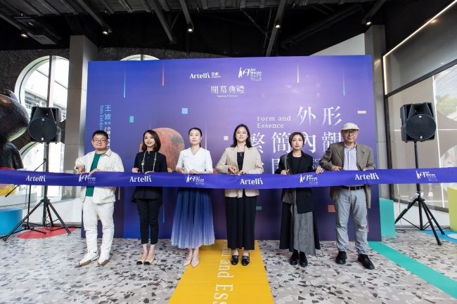 Chinese avant-garde artist Wang Bo (L) kicks off the exhibition at Artelli, with representatives from the Liaison Office of the Central People's Government in the Macao SAR, the Macao SAR government, senior executives from Melco Resorts & Entertainment and Forward Fashion Holdings.
