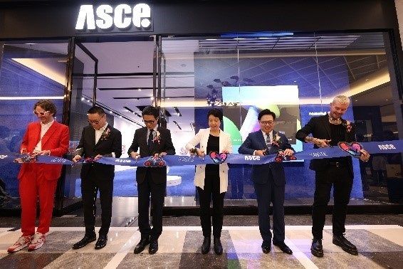 Internationally renowned artists Philip Colbert (L) and Jason Naylor (R) joined in celebrating the opening of the ASCE arts hub in Macao with representatives from the Macao SAR government, and executives from Sands China Ltd. and Forward Fashion Holdings.