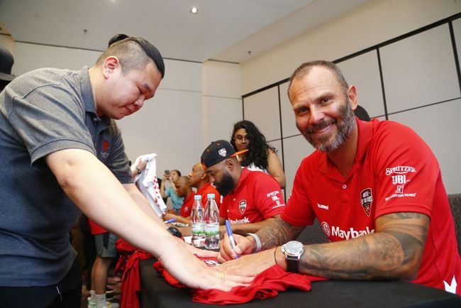 Spritzer Scores Big with 'Meet the Red Legends' Event for Football Fans