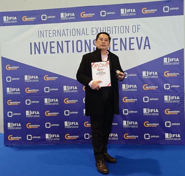 Mr Ian Ong, Executive Director and Chief Executive Officer (CEO) of Samurai 2K Aerosol Limited with the Silver Medal at the International Exhibition of Inventions Geneva.