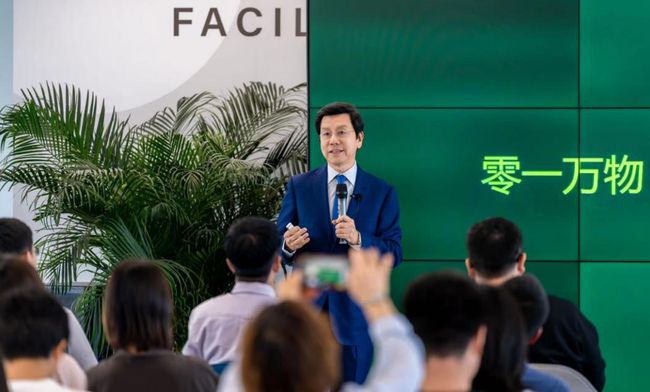 李開復攜零一萬物發佈「萬智企業大模型一站式平台」