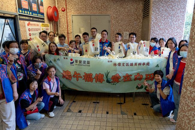 政社企聯手送暖 深水埗白田邨1500居民喜獲端午福袋