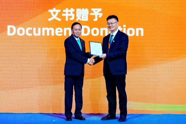 2025服貿會現場：柬埔寨王國衛生部交付同仁堂安宮牛黃丸許可證書