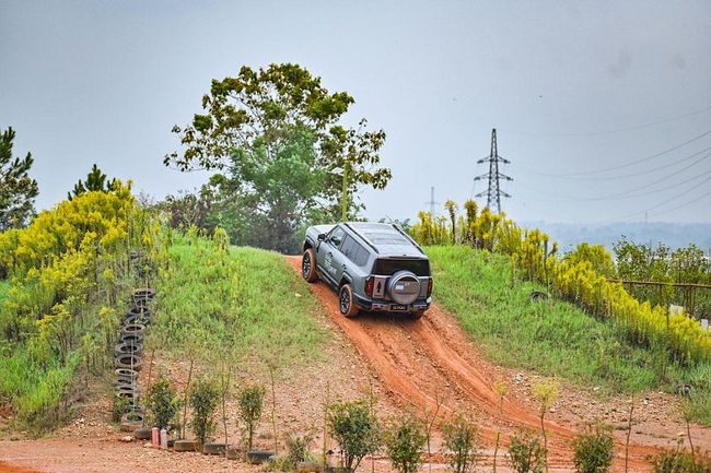 Global Media First Drive of G700: A Comprehensive Validation of GAIA Hybrid Off-Road Architecture